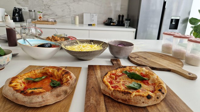 Razlika je očitna: levo pica, spečena v klasični pečici, desna je bila pečena v posebni pečici za pice. (Foto: Špela Ankele)