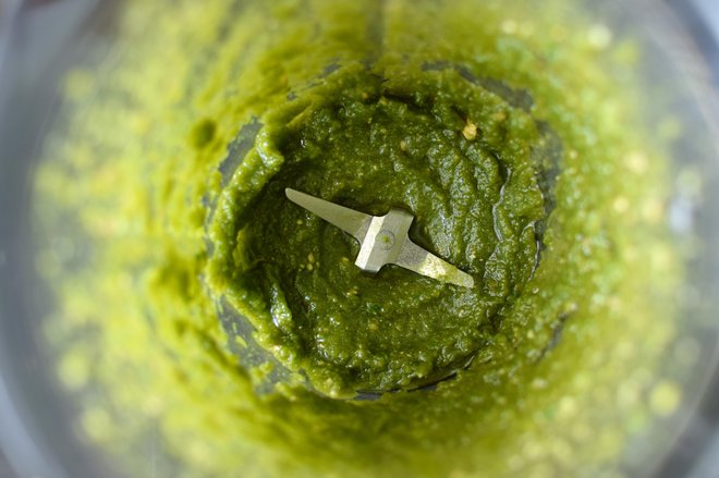 Iščemo sestavine z veliko okusa, omaka nastane, ko pesto zalijemo s kropom od kuhanja testenin. FOTO: Vanjus/Getty Images